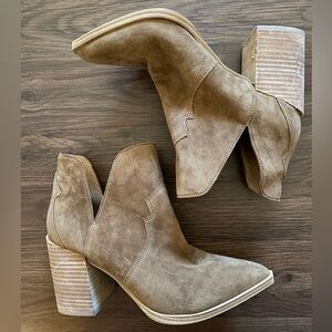 STEVE MADDEN Kaylah Pointed Toe Bootie In Taupe Suede Size 7